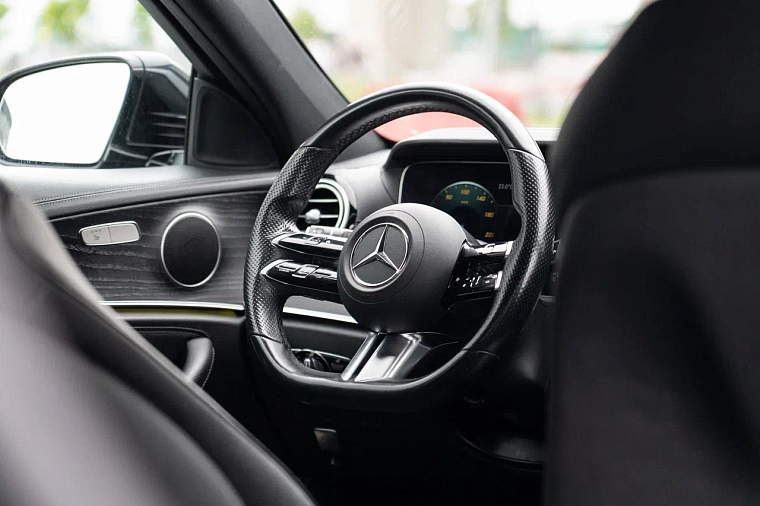 Mercedes-Benz E-Класс 213 черный (рестайлинг)