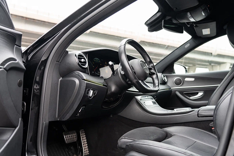 Mercedes-Benz E-Класс 213 черный (рестайлинг)