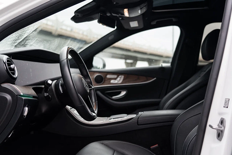Mercedes-Benz E-Класс 213 белый (рестайлинг)