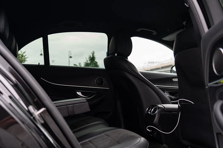 Mercedes-Benz E-Класс 213 черный (рестайлинг)